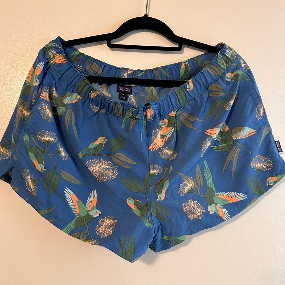 Patagonia tropical print shorts with drawstring and pockets.